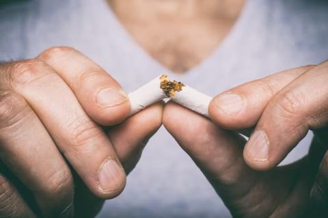 persona evitando las enfermedades que causa el tabaco