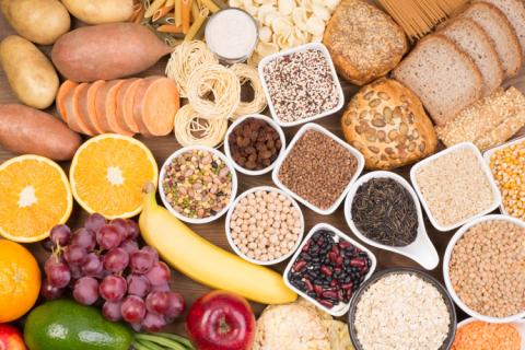Mesa con alimentos con carbohidratos.