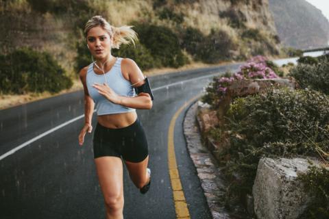 Mujer mostrando cómo correr todos los días.