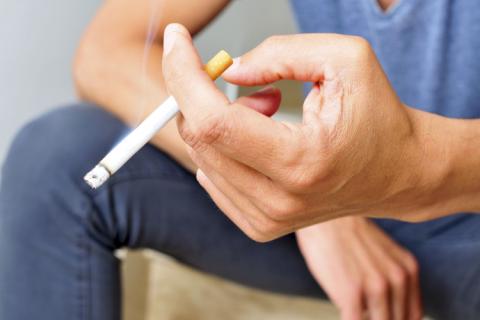 Hombre expuesto a la nicotina por el tabaco