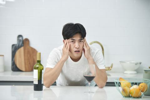 Hombre con problemas de memoria por consumo de alcohol