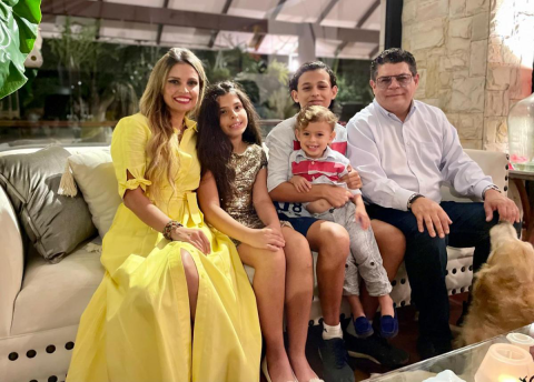 Eduardo Olivo y su familia.